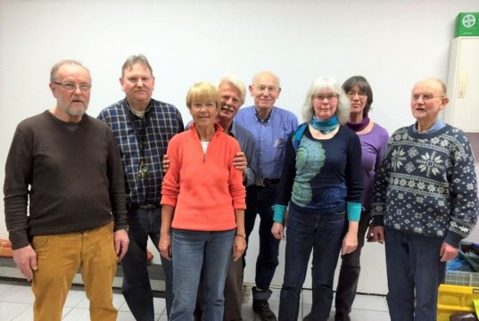 Das Team des Reparatur-Cafés arbeitet mittlerweile seit zwei Jahren am Ufergarten. Die Ehrenamtler wollen das Bewusstsein für Nachhaltigkeit stärken. Reparieren statt wegwerfen ist ihre Devise. (v. li. Axel Weuffen, Detlef Götze, Barbara Pahnke, Klaus-Dieter Pahnke, Helmut Ruppert, Jutta Hohmann-Leddin, Sybille Arians, Bernhard Erkelenz) (Foto: © Veranstalter)