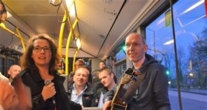 Das Duo Joe & Jaz sorgten mit ihrem Auftritt im Bus Nr. 11, dem BurgerBrezelBummelBus, für eine super Stimmung. Neben musikalischen Klängen gab es viel zu lachen. (Foto: © Martina Hörle)