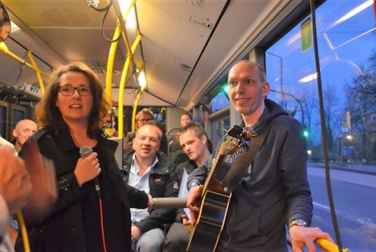 Das Duo Joe & Jaz sorgten mit ihrem Auftritt im Bus Nr. 11, dem BurgerBrezelBummelBus, für eine super Stimmung. Neben musikalischen Klängen gab es viel zu lachen. (Foto: © Martina Hörle)