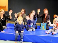 Gemeinsam mit Claudia Elsner-Overberg vom Kommunalen Integrationszentrum lesen die Kinder der Kita St. Clemens die Geschichten von Pippi Langstrumpf. Anschließend spielen sie gemeinsam Pippis Lieblingsspiel „Nicht den Boden berühren“. (Foto: © Martina Hörle)