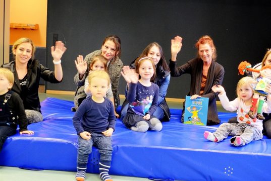 Gemeinsam mit Claudia Elsner-Overberg vom Kommunalen Integrationszentrum lesen die Kinder der Kita St. Clemens die Geschichten von Pippi Langstrumpf. Anschließend spielen sie gemeinsam Pippis Lieblingsspiel „Nicht den Boden berühren“. (Foto: © Martina Hörle)