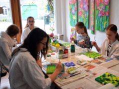 Die fünf jungen Malerinnen im Alter von 10 – 14 Jahren sitzen mit großer Begeisterung an ihrer Arbeit. Alle sind stolz darauf, an diesem großen Gemeinschaftswerk mitzuarbeiten. (Foto: © Martina Hörle)