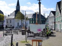 Dirk Balke hat Ansichten von Gräfrath in Öl auf Leinwand festgehalten und an den Originalplätzen aufgestellt. Viele Besucher blieben fasziniert stehen, um zu vergleichen. (Foto: © Martina Hörle)