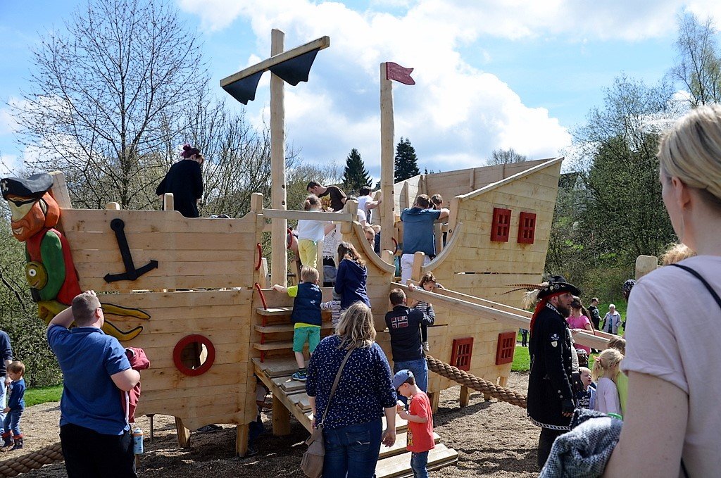 Zwei Tage vor dem großen Piratenfest war das Holzschiff endlich fertig geworden. Die Kinder freuten sich, es endlich in Besitz zu nehmen. Bei der Schiffstaufe bewarfen sie den frisch getauften "Seebär" mit Wasserbomben. (Foto: © Martina Hörle)