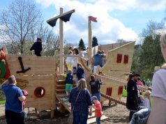 Zwei Tage vor dem großen Piratenfest war das Holzschiff endlich fertig geworden. Die Kinder freuten sich, es endlich in Besitz zu nehmen. Bei der Schiffstaufe bewarfen sie den frisch getauften "Seebär" mit Wasserbomben. (Foto: © Martina Hörle)