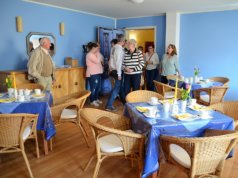 Viele waren zur Eröffnung des Treffpunktes „Café Dröppelmina“ gekommen. Neugierig schauten sie sich in dem liebevoll eingerichteten Raum um. Das gemütliche Ambiente fand großen Anklang. (Foto: © Martina Hörle)