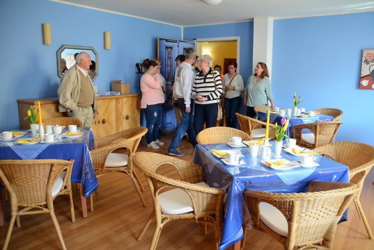 Viele waren zur Eröffnung des Treffpunktes „Café Dröppelmina“ gekommen. Neugierig schauten sie sich in dem liebevoll eingerichteten Raum um. Das gemütliche Ambiente fand großen Anklang. (Foto: © Martina Hörle)