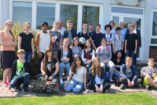 21 Schülerlotsen waren heute beim Wettbewerb der Verkehrswacht. Sie hatten im Vorfeld aus 220 Teilnehmern am besten abgeschnitten. Heute zeigten sie ihr Können in praktischen Aufgaben. (Foto: © Martina Hörle)