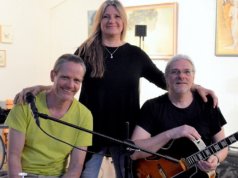 Jadouze spielen zum ersten Mal als Trio im Atelier Pest-Projekt. Mit ihren Songs haben sie den Geschmack des Publikums genau getroffen. (v. li. Michael Träger, Percussionist, Petra Corban, Sängerin, Roberto Nagy, Gitarrist) (Foto: © Martina Hörle)