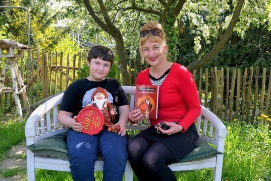 Noah und Christa Huberty haben zusammen ein wunderbares Projekt auf die Beine gestellt. Lord Zauberwort und der große Knall ist ein inspirierendes Kinderbuch, was in Kürze in einer Lesung vorgestellt wird. Durch die gemeinsame Arbeit konnten Mutter und Sohn viel Zeit miteinander verbringen. (Foto: © Martina Hörle)