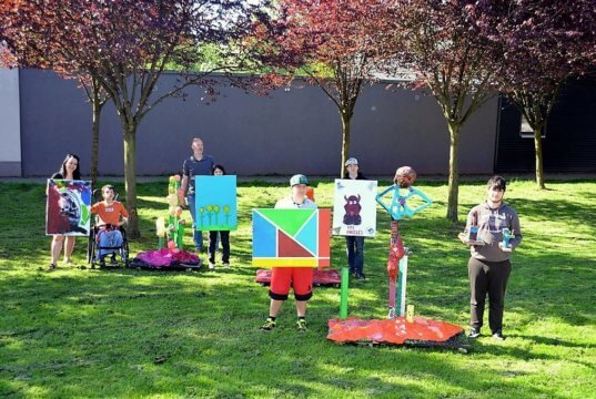 Die elf Schülerinnen und Schüler der Langenfelder Schule an der Virneburg gestalteten gemeinsam mit Janine Werner fantasievolle Skulpturen und leuchtend bunte Bilder. Der Workshop fand im Rahmen des Landesprogramms Kultur und Schule statt. (Foto: © Martina Hörle)