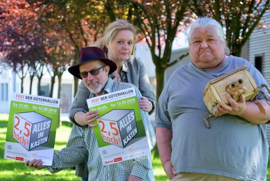 Seit über zehn Jahren findet das große Güterhallenfest im Südpark statt. Unter dem Motto „2,5 m³ - Alles im Kasten“ gibt es neben zahlreichen Ausstellungen Installationen und Musik. Régis Noël (li.), Vorsitzender des Künstlervereins, Event-Managerin Petra Krötzsch und Künstler-Sprecher Peter Amann sind gespannt auf die Reaktionen der Besucher. (Foto: © Martina Hörle)