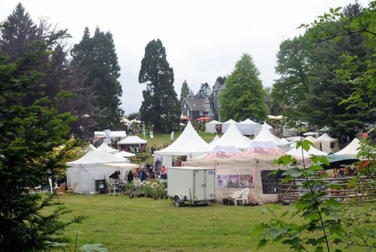 GartenLeben ist auch in diesem Jahr ein großer Erfolg. Von weit her kommen Besucher, um diese einzigartige Mischung aus Garten, Kunst und Wohnen zu erleben. (Foto: © Martina Hörle)
