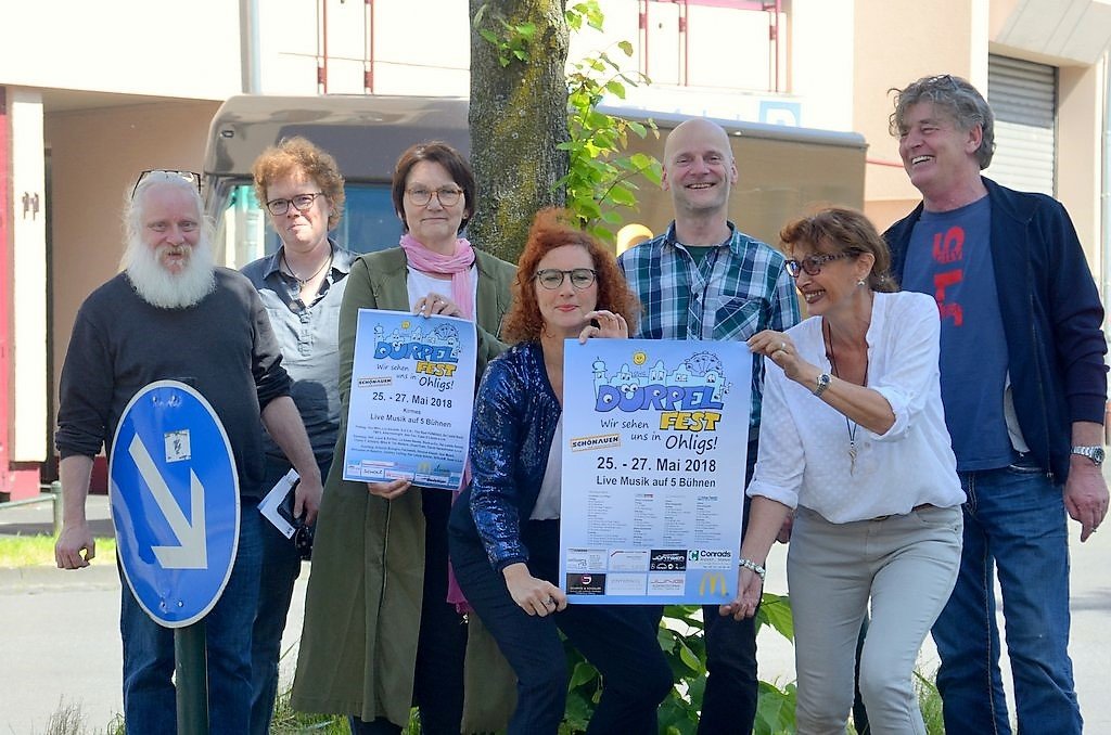 Sind bereits jetzt bester Stimmung und freuen sich auf das Dürpelfest: (v. li. Philipp Müller – Organisation Bühne Forststraße, Frauke Pohlmann und Brigitte Kiekenap – OWG, Projektleitung Gloria Göllmann, Dr. Christoph Fuhrmann und Ute Morsbach-Michels - OWG, Timm Kronenberg – City Art Projekt) (Foto: © Martina Hörle)