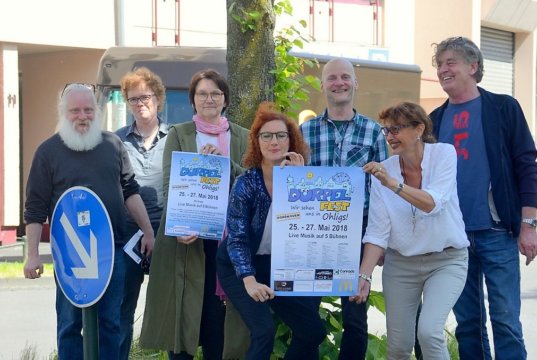 Sind bereits jetzt bester Stimmung und freuen sich auf das Dürpelfest: (v. li. Philipp Müller – Organisation Bühne Forststraße, Frauke Pohlmann und Brigitte Kiekenap – OWG, Projektleitung Gloria Göllmann, Dr. Christoph Fuhrmann und Ute Morsbach-Michels - OWG, Timm Kronenberg – City Art Projekt) (Foto: © Martina Hörle)