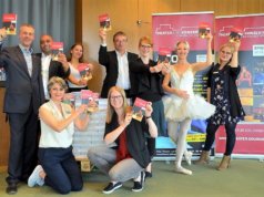 Strahlend und voller Vorfreude stellten die Mitarbeiter des Kulturmanagements das Programm für die kommende Spielzeit im Theater und Konzerthaus vor. (v. li. Jörg Pauli, Jibu Kannanthanathu, Kaya Honecker, Hans, Knopper, Anna Frantzen, Viola Trepper, Jule Pommer. Vorne v. li. Kati Schön, Franziska Schurr) (Foto: © Martina Hörle)