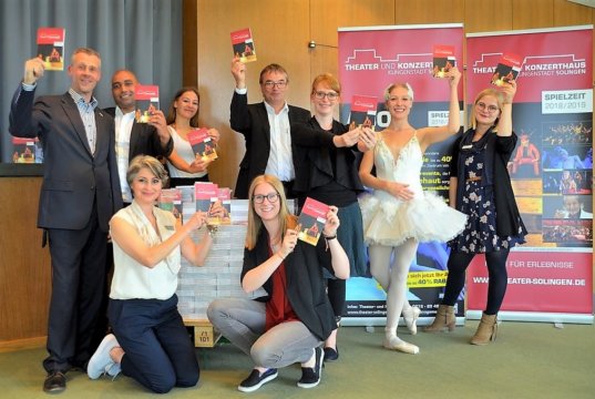 Strahlend und voller Vorfreude stellten die Mitarbeiter des Kulturmanagements das Programm für die kommende Spielzeit im Theater und Konzerthaus vor. (v. li. Jörg Pauli, Jibu Kannanthanathu, Kaya Honecker, Hans, Knopper, Anna Frantzen, Viola Trepper, Jule Pommer. Vorne v. li. Kati Schön, Franziska Schurr) (Foto: © Martina Hörle)