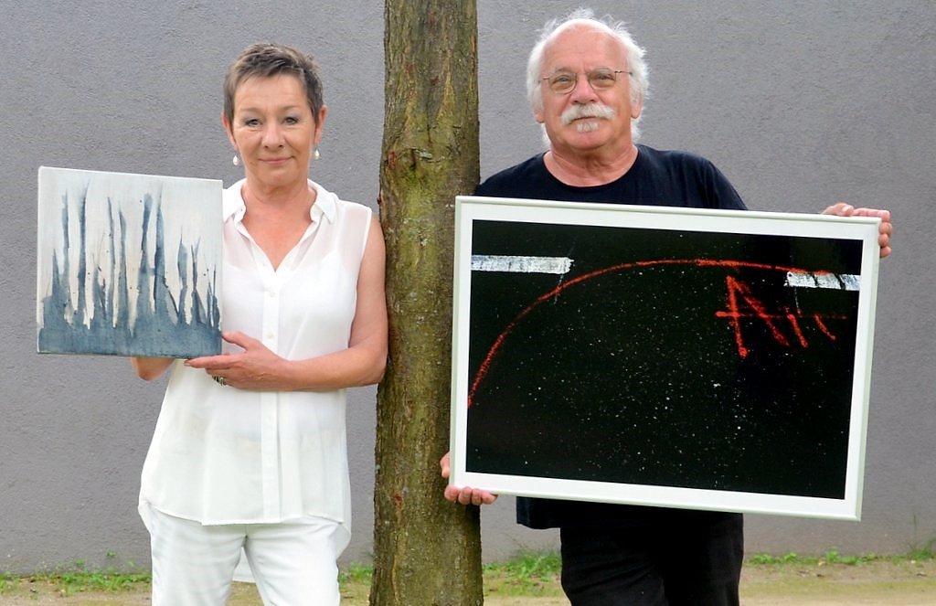 Malerin Conny Schüssler und Fotograf Norbert Sarrazin zeigen gemeinsam ihre Arbeiten bei der Ausstellung unBUNT2.0. Beide bevorzugen die abstrakte Gestaltung und reduzierte Farbigkeit. (Foto: © Martina Hörle)