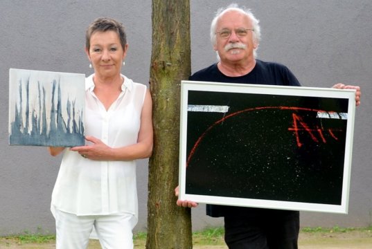 Malerin Conny Schüssler und Fotograf Norbert Sarrazin zeigen gemeinsam ihre Arbeiten bei der Ausstellung unBUNT2.0. Beide bevorzugen die abstrakte Gestaltung und reduzierte Farbigkeit. (Foto: © Martina Hörle)