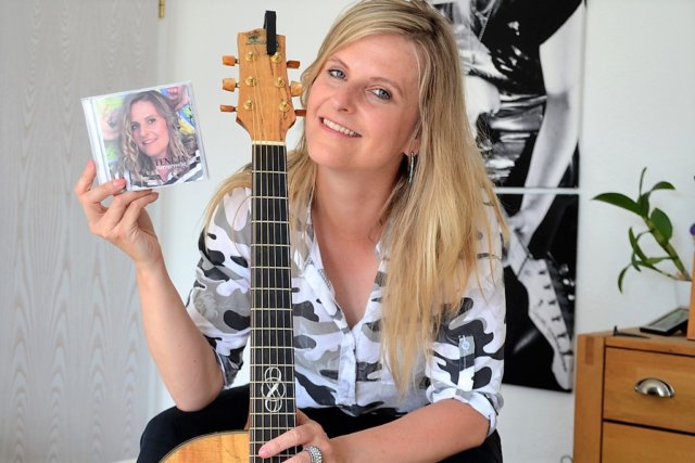 Sängerin Teneja geht auf ihrer neuen CD ungewohnte Wege. Sie hat die deutschsprachigen Songs für sich entdeckt und ihren facettenreichen Gesang durch eine neue Seite erweitert. (Foto: © Martina Hörle)