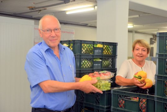 Im Mai 1998 wurde die Solinger Tafel gegründet. Jetzt feiert sie 20-jähriges Bestehen. Brigitte Funk ist seit 2012 die Vorsitzende des Vereins. Hier kümmert sie sich gerade gemeinsam mit ihrem Mann Friedhelm um die frisch angelieferten Lebensmittel. (Foto: © Martina Hörle)