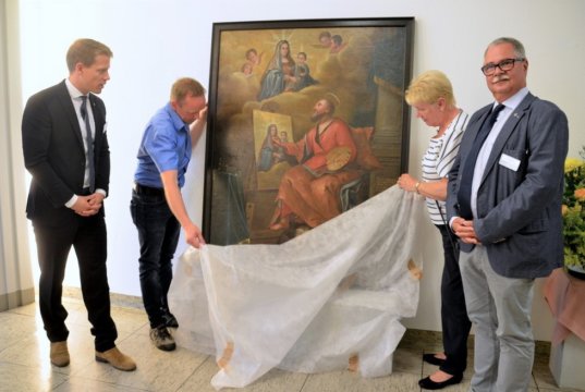 (v. li. Johannes Wecker, Matthias Pohl, Veronika Tappert, Jens H. Robra) Nach umfangreichen Restaurationsarbeiten geht heute das Bild des Heiligen Lukas als Dauerleihgabe an die St. Lukas Klinik. Es war bei Dachstuhlreparaturen an der Pfarrkirche St. Katharina in Wald gefunden worden. (Foto: © Martina Hörle)