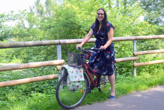 Mit ihrem Rad „Paula“ machte sich Autorin La Vie im vergangenen Jahr auf ihren ganz persönlichen Jakobsweg. Auf ihrer Selbstfindungsreise gab es viele besondere Erlebnisse. Die hält La Vie*, wie sie sich als Autorin nennt, in einer Orakelbuchreihe fest. (Foto: © Martina Hörle)