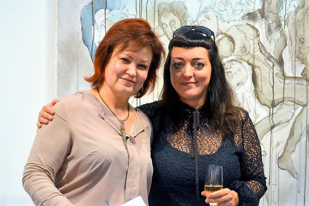 Galeristin Astrid Kirschey (li.) und Janine Werner freuen sich über den großartigen Erfolg der Ausstellung „Hybrides“.