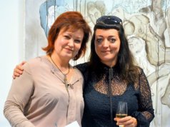Galeristin Astrid Kirschey (li.) und Janine Werner freuen sich über den großartigen Erfolg der Ausstellung „Hybrides“.