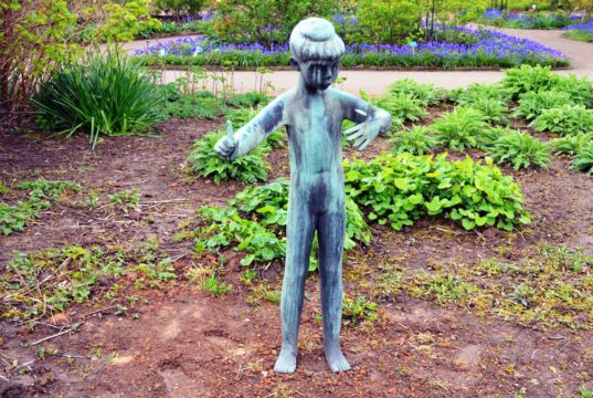 Die Bronzestatue stellt die Nichte der Künstlerin Lies Ketterer dar. Ein nach Bremen gezogener Kunstliebhaber hat Solingen die Skulptur geschenkt. (Foto: © Martina Hörle)