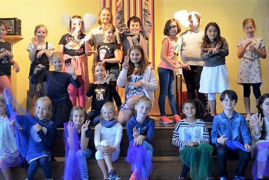 Die Musik AG mit Schülerinnen und Schülern der Klassen 2a und 3a der Grundschule Stübchen übt gemeinsam mit ihrer Leiterin Lydia Besser für das musikalische Märchen „Die Arche Noah“. (Foto: © Martina Hörle)