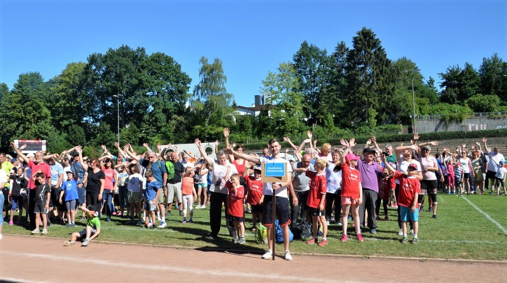 Beim diesjährigen siebten Generationensportfest nehmen elf Grundschulen teil. 500 Teilnehmer (Großeltern und Kinder) treten zum fröhlichen Wettstreit an. (Foto: © Martina Hörle)