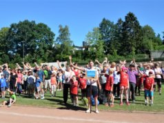 Beim diesjährigen siebten Generationensportfest nehmen elf Grundschulen teil. 500 Teilnehmer (Großeltern und Kinder) treten zum fröhlichen Wettstreit an. (Foto: © Martina Hörle)