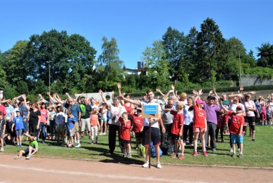 Beim diesjährigen siebten Generationensportfest nehmen elf Grundschulen teil. 500 Teilnehmer (Großeltern und Kinder) treten zum fröhlichen Wettstreit an. (Foto: © Martina Hörle)