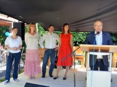 (v. li. Monika Halbe, Sigrid Fuhr, Rüdiger Hecht, Brigitte Kremer, Dr. Thomas Hummelsheim) Vereinsvorsitzender Dr. Hummelsheim begrüßt gemeinsam mit den anderen Vorstandsmitgliedern die Gäste, die zum 40. Geburtstag des PTV gekommen sind. (Foto: © Martina Hörle)