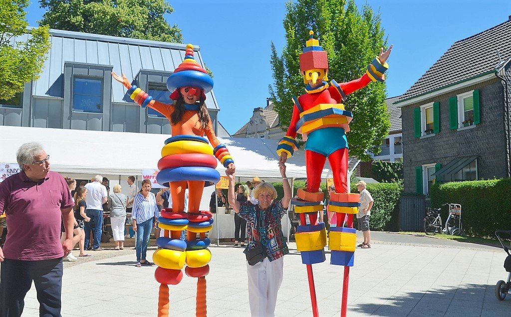 Die Stelzenläufer vom ZEBRA Stelzentheater laufen durch die Menge, winken allen zu und bleiben gerne für ein gemeinsames Foto stehen. Ein Highlight der Walder Theatertage. (Foto: © Martina Hörle)