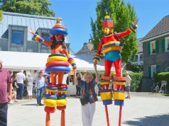 Die Stelzenläufer vom ZEBRA Stelzentheater laufen durch die Menge, winken allen zu und bleiben gerne für ein gemeinsames Foto stehen. Ein Highlight der Walder Theatertage. (Foto: © Martina Hörle)