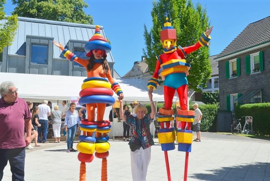 Die Stelzenläufer vom ZEBRA Stelzentheater laufen durch die Menge, winken allen zu und bleiben gerne für ein gemeinsames Foto stehen. Ein Highlight der Walder Theatertage. (Foto: © Martina Hörle)