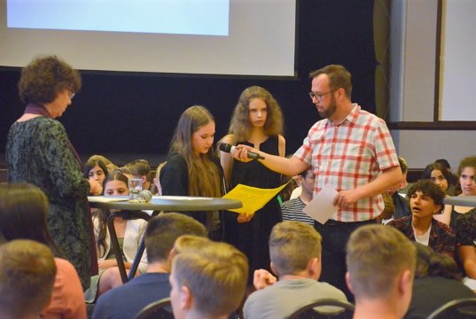 Mit der großen Schülerkonferenz im Walder Stadtsaal endete das erste Jahr des Pilotprojektes „Zirkel des Lernens – Bildung für nachhaltige Entwicklung im Bergischen Städtedreieck“. Über 200 Schülerinnen und Schüler präsentierten ihre in Gruppen erarbeiteten Projekte. Thorsten Kabitz von Radio RSG führte locker und unterhaltsam durch die Veranstaltung. (Foto: © Martina Hörle)