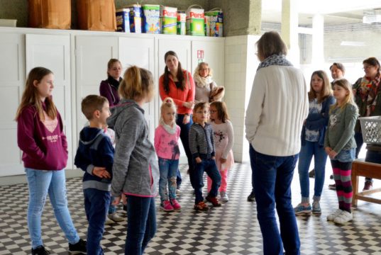 Der Bastelworkshop beginnt mit einer kleinen Führung durch die Wäscherei. Dagmar Thiemler erzählt spannend, wie früher gewaschen wurde. (Foto: © Martina Hörle)