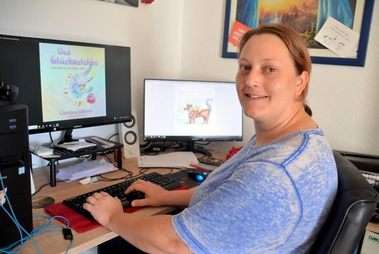 Christina Willemse strahlt. Ihr neues Kinderbuch „Glückseelchen“ ist gerade erschienen. Ein ganz bezauberndes Buch um ein kleines Wesen, das sich viele Kinder als Freund wünschen. (Foto: © Martina Hörle)