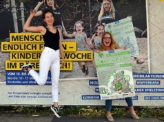 Sinja Andrick-Bürger (li.) und Michelle Scheliga vom Spielmobil freuen sich schon auf die kommende Bärenwoche: Die beiden verantwortlichen Organisatorinnen haben bereits im letzten Jahr erfolgreich agiert. (Foto: © Martina Hörle)