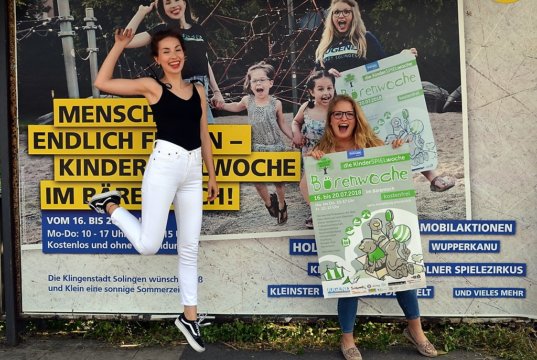 Sinja Andrick-Bürger (li.) und Michelle Scheliga vom Spielmobil freuen sich schon auf die kommende Bärenwoche: Die beiden verantwortlichen Organisatorinnen haben bereits im letzten Jahr erfolgreich agiert. (Foto: © Martina Hörle)
