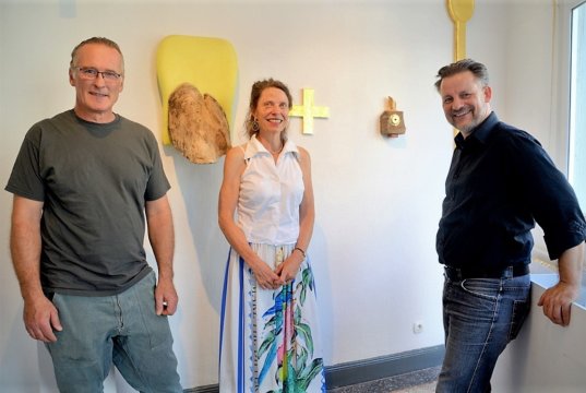 Bertold und Andrea Mohr stellen seit Samstag ihre Werke in der Galerie ART-ECK bei Dirk Balke (re.) aus. Zu sehen sind Objekte voller Gegensätze und Gemeinsamkeiten. Beide Künstler arbeiten viel mit Fundstücken. (Foto: © Martina Hörle)