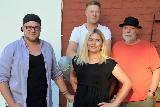 (v. li. Nando Andreas, Patrick Honzig, Rudolf F. Nauhauser, vorne Melina Fuhrmann) Freuen sich über ihren Erfolg beim Auftritt im Alten Stellwerk (Foto: © Martina Hörle)