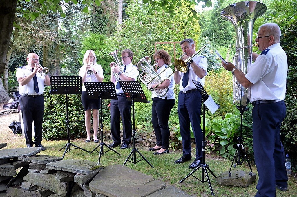 Das Bläserensemble der Heilsarmee spielte zur Freude der Besucher am Samstag bei Garten Ulbrich am Bertramsmühlerweg. (Foto: © Martina Hörle)