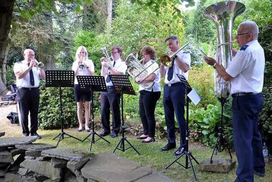 Das Bläserensemble der Heilsarmee spielte zur Freude der Besucher am Samstag bei Garten Ulbrich am Bertramsmühlerweg. (Foto: © Martina Hörle)