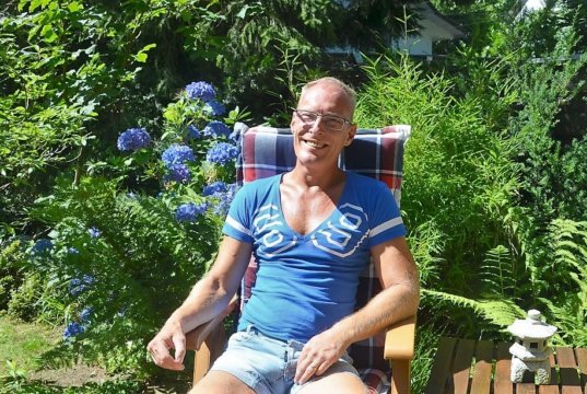 Andreas Ritter hat an der Lützowstraße ein kleines Gartenparadies geschaffen. Seit über zwölf Jahren lädt er im Rahmen der Offenen Gartenpforte Besucher ein. (Foto: © Martina Hörle)