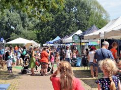 Bereits jetzt kann man sagen, dass die Bärenwoche in diesem Jahr ein Riesenerfolg ist. Das vielfältige Angebot stößt auf großes Interesse. Viele verbinden den Besuch mit einem Picknick. (Foto: © Martina Hörle)