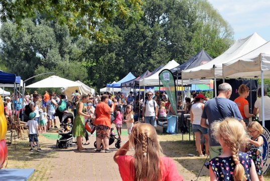 Bereits jetzt kann man sagen, dass die Bärenwoche in diesem Jahr ein Riesenerfolg ist. Das vielfältige Angebot stößt auf großes Interesse. Viele verbinden den Besuch mit einem Picknick. (Foto: © Martina Hörle)